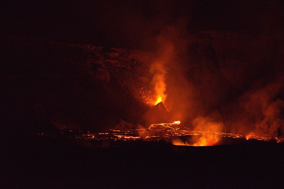 650h-Kilauea-Volcano-Erupting-2023-at-night-shot-from-Volcano-House-during-the-June-eruption---DSC_9428